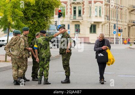 KRISTIANSTAD 2016-09-17 des soldats suédois sont vus pendant un exercice dans la ville de Kristianstad, sud de la Suède. Uniforme, casque, militaire Foto: PEO Moller / TOPNEWS.se / Kod 11193 uniforme, militaire, arme Banque D'Images