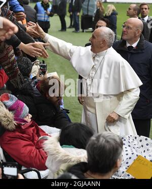 LUND 20161031 le pape François arrive à la messe catholique dans l'arène Swedbank à Malmo, Suède, le 1er novembre 2016. Le Pape est en visite en Suède à l'occasion de l'anniversaire de l'église luthérienne. Foto: Jonas Ekstromer / TT Kod 10030 Banque D'Images