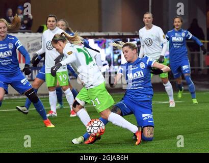 Olivia Schoug, d'Eskilstuna, s'arrête à Lara Dickenmann (21) le 10 novembre 2016, lors du championnat féminin de 16, première jambe entre Eskilstuna United et Wolfsburg à Eskilstuna photo : Conny Sillén / TT / Kod 4373 Banque D'Images