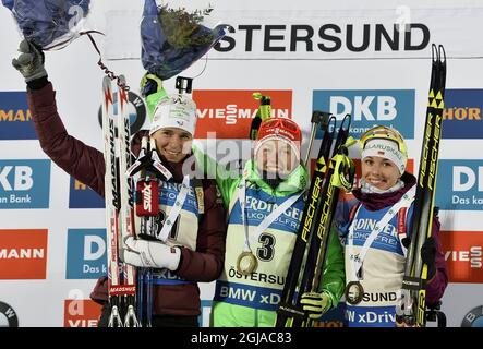 De gauche Anais Bescond de France, qui a placé deuxième, Laura Dahlmeier d'Allemagne, qui a gagné et Darya Yurkevich de Russie, qui a placé troisième dans la compétition individuelle féminine de 15 km à la coupe du monde de l'IBU de Bithlon à Ostersund, dans le nord de la Suède, le 30 novembre 2016. Photo: Anders Wiklund / TT Kod 10040 Banque D'Images