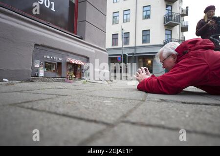 MALMO 2016-12-15 (DOSSIER 2016-12-09) des œuvres d'art de rue de la taille d'une souris sont parues à Bergsgatan, dans le centre de Malmo, dans le sud de la Suède, il y a environ une semaine. Les restaurants miniatures 'Noix de vie' et 'il Topolino' (Mickey Mouse) ont été créés par des artistes qui appellent les themelves 'Anonymouse', également actifs sur Instagram. Une semaine plus tard, des affiches et un panneau d'arrêt de bus ont été ajoutés. De plus, un groupe de manifestants miniatures manifestaient contre le changement climatique. Dans une autre partie du centre de Malmö, sur Djaknegatan, deux boutiques, nommées 'Pysslingen' (le Lilliputian) et 'Shoglunds mossaffar' (Skoglund') Banque D'Images