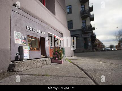 MALMO 2016-12-15 (DOSSIER 2016-12-09) des œuvres d'art de rue de la taille d'une souris sont parues à Bergsgatan, dans le centre de Malmo, dans le sud de la Suède, il y a environ une semaine. Les restaurants miniatures 'Noix de vie' et 'il Topolino' (Mickey Mouse) ont été créés par des artistes qui appellent les themelves 'Anonymouse', également actifs sur Instagram. Une semaine plus tard, des affiches et un panneau d'arrêt de bus ont été ajoutés. De plus, un groupe de manifestants miniatures manifestaient contre le changement climatique. Dans une autre partie du centre de Malmö, sur Djaknegatan, deux boutiques, nommées 'Pysslingen' (le Lilliputian) et 'Shoglunds mossaffar' (Skoglund') Banque D'Images