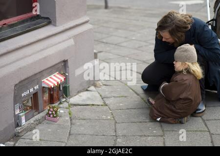 MALMO 2016-12-15 (DOSSIER 2016-12-09) des œuvres d'art de rue de la taille d'une souris sont parues à Bergsgatan, dans le centre de Malmo, dans le sud de la Suède, il y a environ une semaine. Les restaurants miniatures 'Noix de vie' et 'il Topolino' (Mickey Mouse) ont été créés par des artistes qui appellent les themelves 'Anonymouse', également actifs sur Instagram. Une semaine plus tard, des affiches et un panneau d'arrêt de bus ont été ajoutés. De plus, un groupe de manifestants miniatures manifestaient contre le changement climatique. Dans une autre partie du centre de Malmö, sur Djaknegatan, deux boutiques, nommées 'Pysslingen' (le Lilliputian) et 'Shoglunds mossaffar' (Skoglund') Banque D'Images