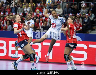 France Estelle Nze-Minko (27) tirs au cours de la demi-finale de handball du Championnat d'Europe des femmes entre la France et la Norvège à la Scandinavium Arena de Goteborg, Suède, vendredi 16 décembre 2016 photo: Bjorn Larsson Rosvall/ TT / code 9200 Banque D'Images