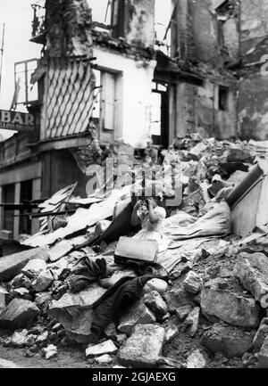 LES RÉFUGIÉS D'IRUN RETOURNENT - EN RUINES. Maintenant que la ville d'Irun est dans les mains de la Rebel nationale, les réfugiés qui ont fui la terreur de la ville en feu, au-dessus de la frontière à la sécurité du sol français, sont maintenant en train de se filtrer. Ils sont pour la plupart des vieux hommes, des femmes et des enfants et ils sont revenus pour trouver la ville un désastre et leurs maisons en ruines. OP.S. Une vue pathétique apportée par la guerre de Sécession, montrant une petite fille assise sur les ruines de ce qui était autrefois sa maison. Elle a été orpheline par la guerre et doit maintenant compter sur des amis pour l'aide, et ils sont eux-mêmes sans abri. Banque D'Images