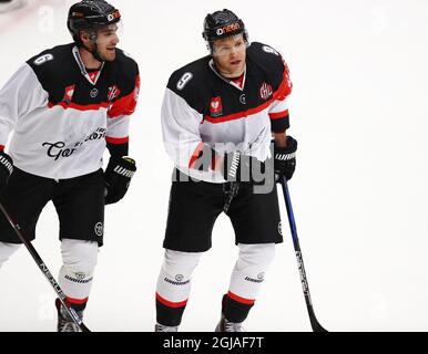 CORRECTION SCORER À DROITE Caryl Neuenschwander (R) de Fribourg-Gotteron ceelbrates marquant avec le coéquipier Chris Rivera lors du match semi-inal de la Ligue des champions de hockey entre la Swedish Frolunda HC et le HC Fribourg-GottÃƒÂ©ron à Frolundaborgs Isstadion à Göteborg, Suède, le 10 janvier 2017. Photo: Thomas Johansson / TT / code 9200 Banque D'Images