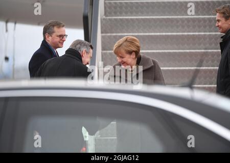 La chancelière allemande Angela Merkel (2ndR) est accueillie par Mikael Damberg, ministre suédois de l'entreprise et de l'innovation (L) et par l'ambassadeur d'Allemagne en Suède Hans-Juergen Heimsoeth (2DL) à son arrivée à l'aéroport d'Arlanda, en dehors de Stockholm, en Suède, le 31 janvier 2017. Merkel effectue une visite officielle d’une journée en Suède. Photo: Fredrik Sandberg / TT / code 10080 Banque D'Images