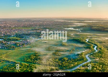 Chemin d'atterrissage vers l'aéroport international Ezeiza EZE de Buenos Aires. La ville de Buenos Aires à l'horizon lointain. Banque D'Images