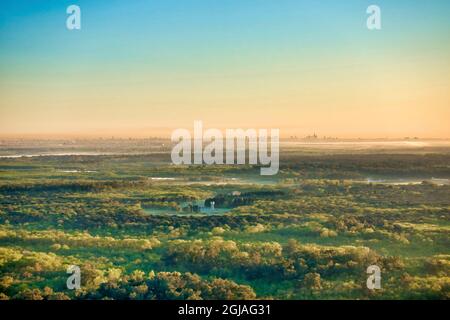 Chemin d'atterrissage vers l'aéroport international Ezeiza EZE de Buenos Aires. La ville de Buenos Aires à l'horizon lointain. Banque D'Images