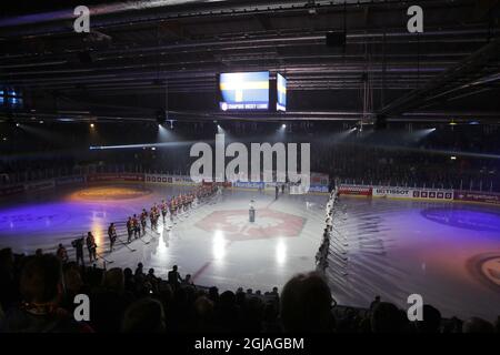 Les joueurs des deux équipes s'alignent devant le match final de la Ligue de hockey des champions entre Frolunda Gothenburg et Sparta Prague à Frolundaborg à Göteborg. Photo: Adam Ihse / TT / code 9200 Banque D'Images