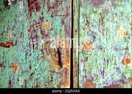 Peinture à l'aspect usé sur une porte de meuble en bois Banque D'Images