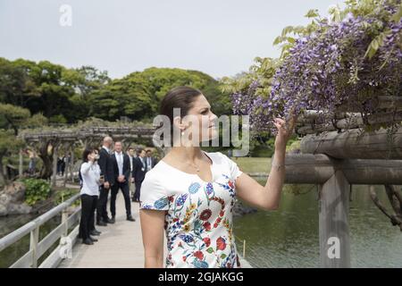 TOKYO 20170419 Crown Princess Victoria visite les jardins Hama Rikyu à Tokyo la Crown Princess visite le Japon pour approfondir son travail dans le domaine de la durabilité, des questions marines et de la pêche durable. Victoria est un défenseur des objectifs de développement durable de l'ONU. Foto: Jessica Gow / TT / Kod 10070 Banque D'Images