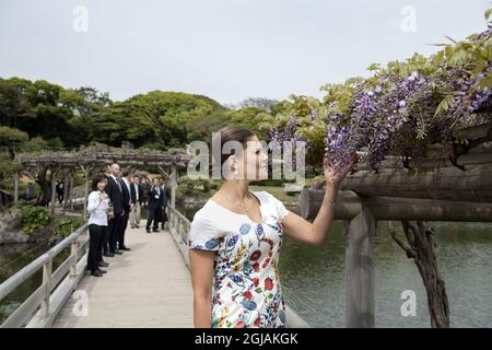 TOKYO 20170419 Crown Princess Victoria visite les jardins Hama Rikyu à Tokyo la Crown Princess visite le Japon pour approfondir son travail dans le domaine de la durabilité, des questions marines et de la pêche durable. Victoria est un défenseur des objectifs de développement durable de l'ONU. Foto: Jessica Gow / TT / Kod 10070 Banque D'Images