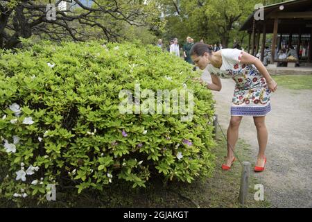 TOKYO 20170419 Crown Princess Victoria visite les jardins Hama Rikyu à Tokyo la Crown Princess visite le Japon pour approfondir son travail dans le domaine de la durabilité, des questions marines et de la pêche durable. Victoria est un défenseur des objectifs de développement durable de l'ONU. Foto: Jessica Gow / TT / Kod 10070 Banque D'Images