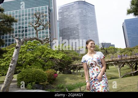 TOKYO 20170419 Crown Princess Victoria visite les jardins Hama Rikyu à Tokyo la Crown Princess visite le Japon pour approfondir son travail dans le domaine de la durabilité, des questions marines et de la pêche durable. Victoria est un défenseur des objectifs de développement durable de l'ONU. Foto: Jessica Gow / TT / Kod 10070 Banque D'Images