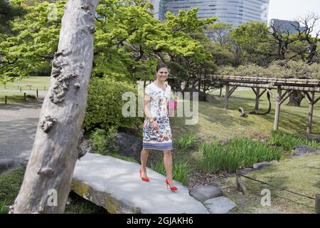 TOKYO 20170419 Crown Princess Victoria visite les jardins Hama Rikyu à Tokyo la Crown Princess visite le Japon pour approfondir son travail dans le domaine de la durabilité, des questions marines et de la pêche durable. Victoria est un défenseur des objectifs de développement durable de l'ONU. Foto: Jessica Gow / TT / Kod 10070 Banque D'Images