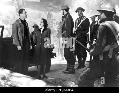 Brian Aherne (à gauche), Merle Oberon, sur le tournage du film, 'First Fes courage', Columbia Pictures, 1943 Banque D'Images