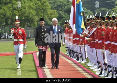 JAKARTA 20170522 le roi Carl Gustaf et le président indonésien Joko Widodo lors d'une cérémonie de bienvenue au palais présidentiel de Jakarta, Indonésie. Les Royals suédois font une longue visite d'État de trois jours en Indonésie. Foto: Jonas Ekstromer / TT / Kod 10030 indovisit2017 Banque D'Images