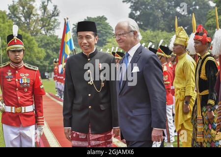 JAKARTA 20170522 le roi Carl Gustaf et le président indonésien Joko Widodo lors d'une cérémonie de bienvenue au palais présidentiel de Jakarta, Indonésie. Les Royals suédois font une longue visite d'État de trois jours en Indonésie. Foto: Jonas Ekstromer / TT / Kod 10030 indovisit2017 Banque D'Images