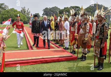 JAKARTA 20170522 le roi Carl Gustaf et le président indonésien Joko Widodo lors d'une cérémonie de bienvenue au palais présidentiel de Jakarta, Indonésie. Les Royals suédois font une longue visite d'État de trois jours en Indonésie. Foto: Jonas Ekstromer / TT / Kod 10030 indovisit2017 Banque D'Images