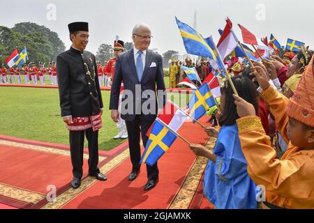 JAKARTA 20170522 le roi Carl Gustaf et le président indonésien Joko Widodo lors d'une cérémonie de bienvenue au palais présidentiel de Jakarta, Indonésie. Les Royals suédois font une longue visite d'État de trois jours en Indonésie. Foto: Jonas Ekstromer / TT / Kod 10030 indovisit2017 Banque D'Images