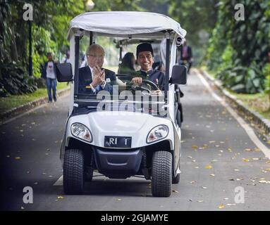 JAKARTA 20170522 le roi Carl Gustaf et le président indonésien, Joko Widodo, sont vus entorguer le palais présidentiel dans une voiture de golf à Jakarta, en Indonésie. Les Royals suédois font une longue visite d'État de trois jours en Indonésie. Foto: Jonas Ekstromer / TT / Kod 10030 indovisit2017 Banque D'Images