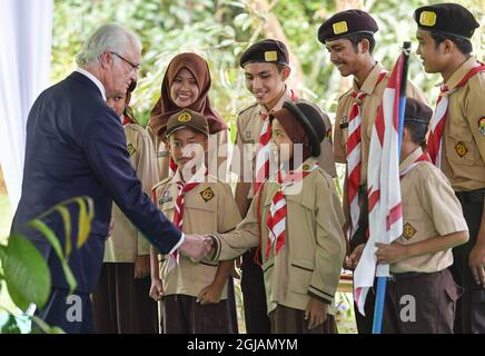 JAKARTA 20170522 le roi Carl Gustaf lors de sa visite au CIFOR, Centre international de recherche forestière de Jakarta, Indonésie. Le roi planta un arbre assisté de scouts. Les Royals suédois font une longue visite d'État de trois jours en Indonésie. Foto: Jonas Ekstromer / TT / Kod 10030 indovisit2017 Banque D'Images