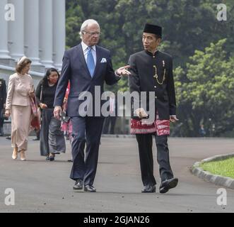 JAKARTA 20170522 le roi Carl Gustaf , la reine Silvia et le président de l'Indonésie, Joko Widodo avec sa femme Irinia lors d'une cérémonie de bienvenue au palais présidentiel de Jakarta, en Indonésie. Les Royals suédois font une longue visite d'État de trois jours en Indonésie. Foto: Jonas Ekstromer / TT / Kod 10030 indovisit2017 Banque D'Images