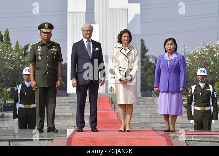 JAKARTA 20170522 le roi Carl Gustaf et la reine Silvia ont assisté à une cérémonie de pose de couronne à la Cemétrie nationale des héros de Kalibata à Jakarta, en Indonésie. Les Royals suédois font une longue visite d'État de trois jours en Indonésie. Foto: Jonas Ekstromer / TT / Kod 10030 indovisit2017 Banque D'Images