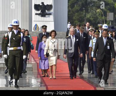 JAKARTA 20170522 le roi Carl Gustaf et la reine Silvia ont assisté à une cérémonie de pose de couronne à la Cemétrie nationale des héros de Kalibata à Jakarta, en Indonésie. Les Royals suédois font une longue visite d'État de trois jours en Indonésie. Foto: Jonas Ekstromer / TT / Kod 10030 indovisit2017 Banque D'Images