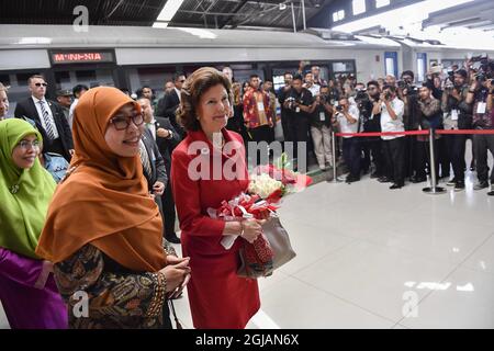 BANDUNG 20170524 la reine Silvia et le roi Carl Gustaf sont arrivés à Bandung en train le dernier jour de leur visite d'État en Indonésie et ont été accueillis par le maire Ridwan Kamil, son épouse Atali et l'équipe de football de Bandung Persib et leur fanclub Viking Persib Club. Foto: Jonas Ekstromer / TT / Kod 10030 Banque D'Images