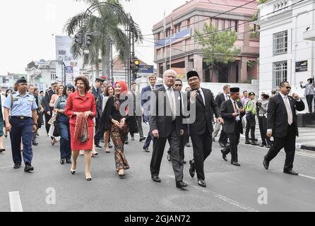 BANDUNG 20170524 la reine Silvia et le roi Carl Gustaf sont arrivés à Bandung en train le dernier jour de leur visite d'État en Indonésie et ont été accueillis par le maire Ridwan Kamil, son épouse Atali et l'équipe de football de Bandung Persib et leur fanclub Viking Persib Club. Foto: Jonas Ekstromer / TT / Kod 10030 Banque D'Images