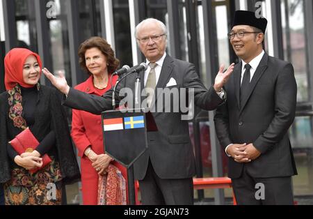 BANDUNG 20170524 la reine Silvia et le roi Carl Gustaf sont arrivés à Bandung en train le dernier jour de leur visite d'État en Indonésie et ont été accueillis par le maire Ridwan Kamil, son épouse Atali et l'équipe de football de Bandung Persib et leur fanclub Viking Persib Club. Foto: Jonas Ekstromer / TT / Kod 10030 Banque D'Images