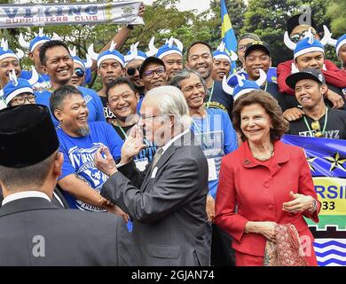 BANDUNG 20170524 la reine Silvia et le roi Carl Gustaf sont arrivés à Bandung en train le dernier jour de leur visite d'État en Indonésie et ont été accueillis par le maire Ridwan Kamil, son épouse Atali et l'équipe de football de Bandung Persib et leur fanclub Viking Persib Club. Foto: Jonas Ekstromer / TT / Kod 10030 Banque D'Images