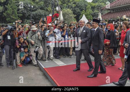 BANDUNG 20170524 la reine Silvia et le roi Carl Gustaf sont arrivés à Bandung en train le dernier jour de leur visite d'État en Indonésie et ont été accueillis par le maire Ridwan Kamil, son épouse Atali et l'équipe de football de Bandung Persib et leur fanclub Viking Persib Club. Foto: Jonas Ekstromer / TT / Kod 10030 Banque D'Images