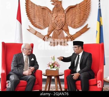 BANDUNG 20170524 la reine Silvia et le roi Carl Gustaf sont arrivés à Bandung en train le dernier jour de leur visite d'État en Indonésie et ont été accueillis par le maire Ridwan Kamil, son épouse Atali et l'équipe de football de Bandung Persib et leur fanclub Viking Persib Club. Photo: Jonas Ekstromer / TT / code 10030 Banque D'Images