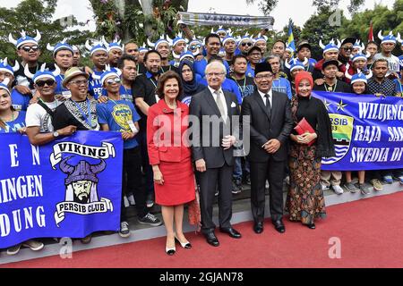 BANDUNG 20170524 la reine Silvia et le roi Carl Gustaf sont arrivés à Bandung en train le dernier jour de leur visite d'État en Indonésie et ont été accueillis par le maire Ridwan Kamil, son épouse Atali et l'équipe de football de Bandung Persib et leur fanclub Viking Persib Club. Foto: Jonas Ekstromer / TT / Kod 10030 Banque D'Images