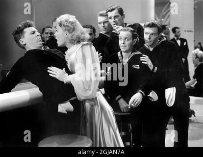 Eddie Bracken (à gauche), Betty Hutton, William Holden (à droite, à l'arrière), sur le tournage du film, « The Fleet's In », Paramount Pictures, 1942 Banque D'Images