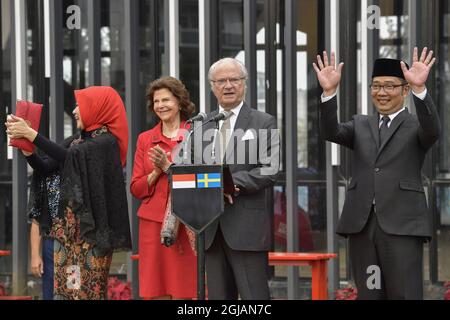 BANDUNG 20170524 la reine Silvia et le roi Carl Gustaf sont arrivés à Bandung en train le dernier jour de leur visite d'État en Indonésie et ont été accueillis par le maire Ridwan Kamil, son épouse Atali et l'équipe de football de Bandung Persib et leur fanclub Viking Persib Club. Photo: Jonas Ekstromer / TT / code 10030 Banque D'Images