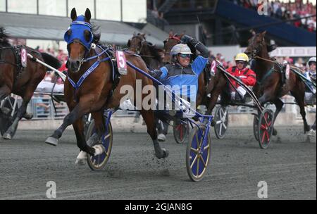 Le cheval français Timoko et le pilote suédois Bjorn Goop remportent l'Elitloppet 2017 ou la course Elite, l'épreuve de course de harnais de groupe One au circuit de Solvalla à Stockholm le 28 mai 2017. Photo: Soren Andersson / TT / Kod 1037 Banque D'Images