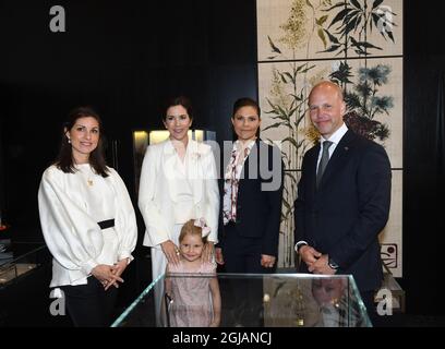 STOCKHOLM 20170529 Crown Princess Mary (2e L) du Danemark et Crown Prinss Victoria (3e L) de Suède sont vus lors de leur visite aux créateurs de bijoux danois Hannah (L) et Soren Lynggaard (R) et à leur fille Ella (C), à Stockholm, Suède.le couple de Prince héritier danois est en visite officielle en Suède. Photo: Maja Suslin / TT / Banque D'Images