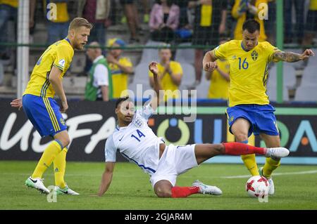 KIELCE 20160616 Suède Filip Dagerstal (L) et Melker Hallberg (R) je me batte pour le ballon avec l'Angleterre Jacob Murphy lors du groupe A UEFA European U21 Championship football Match Suède contre l'Angleterre à Kolporter Arena ni Kielce. Photo: Jonas Ekstromer / TT / code 10030 Banque D'Images