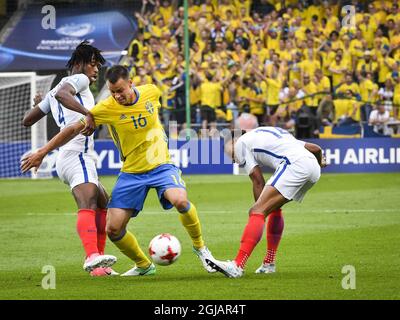 KIELCE 20160616 Melker Hallberg en Suède (C) je lutte pour le ballon avec Nathaniel Chalobah en Angleterre (L) et Jacob Murphy pendant le groupe A UEFA European U21 Championship football match Suède contre Angleterre à Kolporter Arena ni Kielce. Photo: Jonas Ekstromer / TT / code 10030 Banque D'Images