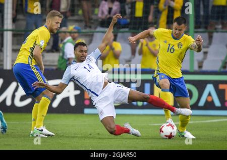 KIELCE 20160616 Suède Filip Dagerstal (L) et Melker Hallberg (R) je me batte pour le ballon avec l'Angleterre Jacob Murphy lors du groupe A UEFA European U21 Championship football Match Suède contre l'Angleterre à Kolporter Arena ni Kielce. Photo: Jonas Ekstromer / TT / code 10030 Banque D'Images