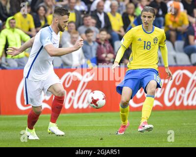 KIELCE 20160616 Angleterre Calum Chambers (L) et Suède Pawel Cibicki pendant le groupe A UEFA European U21 Championship football match Suède contre Angleterre à Kolporter Arena ni Kielce. Photo: Jonas Ekstromer / TT / code 10030 Banque D'Images