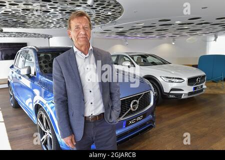 Hakan Samuelsson, PDG de Volvo Cars, est photographié lors d'une interview avec TT News Agency au Volvo Cars Showroom de Stockholm, en Suède, le 05 juillet 2017. Samuelsson a déclaré que toutes les voitures Volvo seront électriques ou hybrides dans un délai de deux ans. Le groupe automobile chinois prévoit de supprimer progressivement le moteur automobile classique. Foto: Jonas Ekstromer / TT / Kod 10030 Banque D'Images