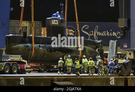 COPENHAGUE 2017-08-12 le sous-marin domestique « UC3 Nautilus », construit par l'inventeur danois Peter Madsen, chargé de tuer le journaliste suédois Kim Wall dans son sous-marin, est sorti de l'eau pour atteindre un port de Copenhague le 12 août 2017. Le sous-marin a coulé dans la baie de Koge au sud de Copenhague le 11 août. La police croit que le sous-marin a été délibérément coulé par Madsen, qui a dit qu'il avait 'enterré' le mur en mer. Photo: Johan Nilsson / TT / Kod 50090 Banque D'Images