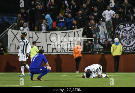 Depuis la gauche, les joueurs de POK Fernando Varela, le gardien de but Rodrigo Rey et Dimitris Limnios réagissent après avoir perdu le match de deuxième manche de l'UEFA Europa League entre Ostersunds FK et PAOK Thessaloniki à Jamtkraft Arena à Ostersund, Suède, le 24 août 2017, photo: Robert Henriksson / TT / code 11393 Banque D'Images