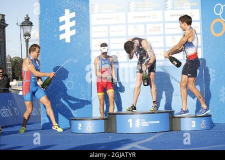 STOCKHOLM 2017-08-26 Kristian Blummenfelt, Norvège, Jonathan Brownlee, Royaume-Uni, et Pierre le Coore, France avec leurs médailles et leur champagne après la compétition de triathlon masculin dans la série mondiale de triathlon de l'UIT, au centre de Stockholm, en Suède, le 26 août 2017. Photo: Christine Olsson / TT / Code 10430 Banque D'Images