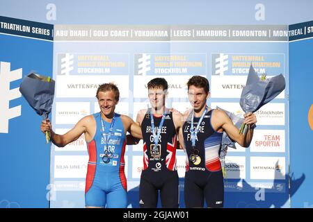 STOCKHOLM 2017-08-26 Kristian Blummenfelt, Norvège, Jonathan Brownlee, Royaume-Uni, et Pierre le Coore, France avec leurs médailles et leur champagne après la compétition de triathlon masculin dans la série mondiale de triathlon de l'UIT, au centre de Stockholm, en Suède, le 26 août 2017. Photo: Christine Olsson / TT / Code 10430 Banque D'Images